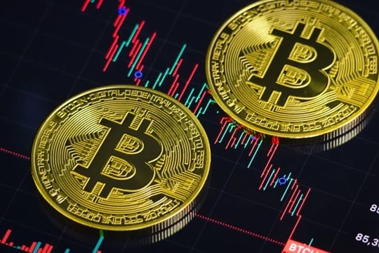 Bitcoin phá vỡ ngưỡng 70.000 USD, áp lực bán gia tăng mạnh