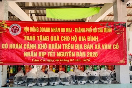 Doanh nhân họ Mai TP.HCM trao quà Tết, lan tỏa nghĩa tình tại xã Vàm Cỏ