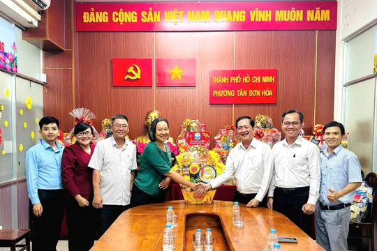 Ban Chấp hành Hội Doanh nghiệp phường Tân Sơn Hòa thăm, chúc Tết lãnh đạo địa phương