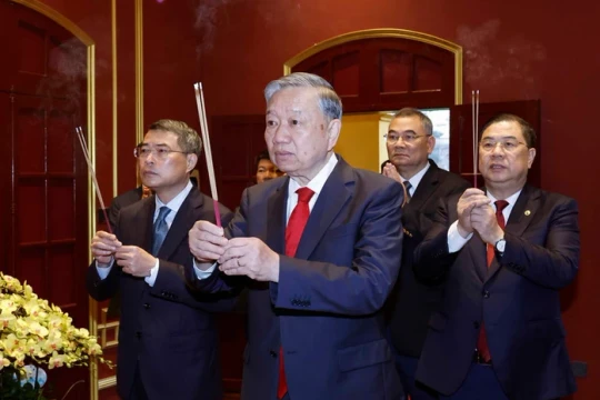 Tổng Bí thư Tô Lâm dâng hương tại Khu Di tích Hoàng thành Thăng Long và Di tích nhà 67