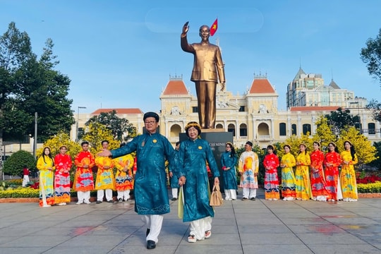 Áo dài ngũ thân nổi bật giữa sắc Xuân