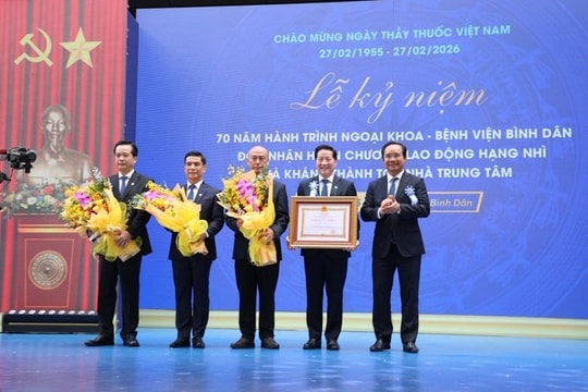 Bệnh viện Bình Dân đón nhận Huân chương Lao động hạng Nhì