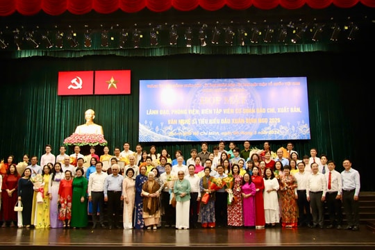 TP.HCM họp mặt phóng viên, biên tập viên, văn nghệ sĩ tiêu biểu dịp đầu Xuân