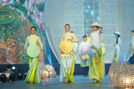 Hàng trăm tà áo dài thắp sáng Đêm khai mạc Lễ hội Áo dài TP.HCM 2026