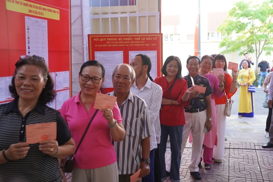 Cử tri phường Vũng Tàu và Tam Thắng hân hoan đi bầu cử, đặt niềm tin vào những lá phiếu