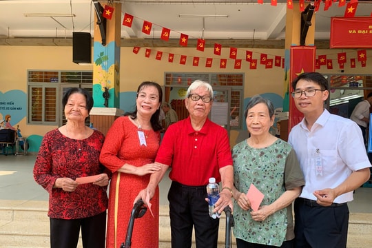 Những đôi tay run run vẫn nâng niu lá phiếu