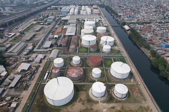 Giá dầu Mỹ thấp hơn châu Âu trong làn sóng tăng giá toàn cầu