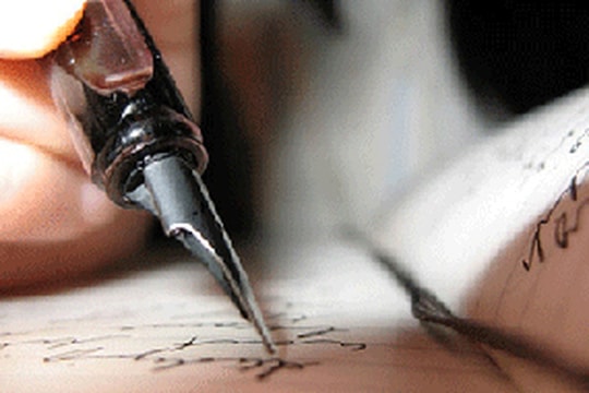 Cây bút - Biểu tượng của một đời người viết nên câu chuyện của chính mình