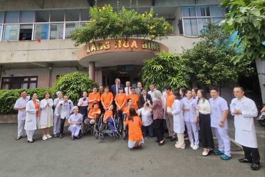 Đón tiếp đoàn đại sứ và tổng lãnh sự quán Cộng hòa Pháp thăm làng Hòa Bình và mái ấm Thiện Duyên