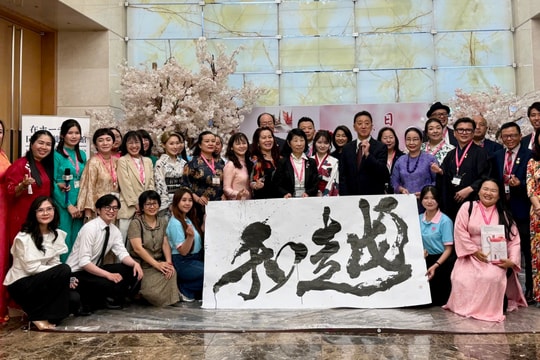 Giao lưu Nhật - Việt và trao tặng sách, thiết bị học tập tại TP.HCM