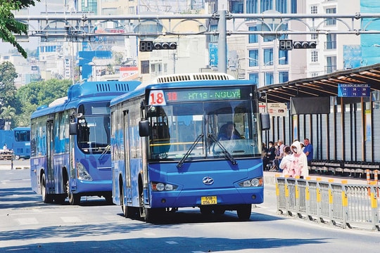 Bài toán "kéo - đẩy" cho giao thông công cộng TP.HCM: Gói 7.000 tỷ đồng đủ làm người dân "mặn mà" với xe buýt? (Bài 2)