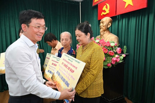 Phú Lâm (TP.HCM): Trao hơn 92 triệu đồng hỗ trợ sinh kế và xây dựng Nhà Đại đoàn kết