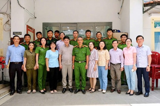 Phú Lâm (TP.HCM): Kịp thời động viên, thưởng nóng công an phường trong cao điểm 45 ngày đêm "làm sạch" địa bàn