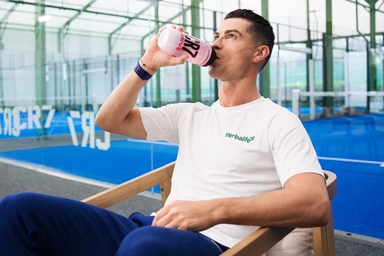 Cristiano Ronaldo chia sẻ bí quyết dinh dưỡng, truyền cảm hứng sống khỏe