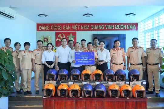 Tập đoàn Quốc tế Á Châu trao 2.000 mũ bảo hiểm đạt chuẩn cho người dân Quảng Ngãi