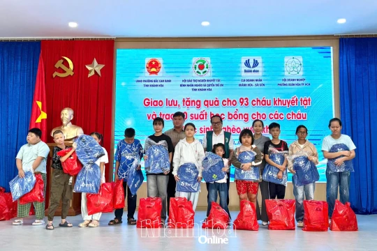 Trao quà, học bổng cho trẻ em khuyết tật và học sinh nghèo tại phường Bắc Cam Ranh và xã Cam Hiệp