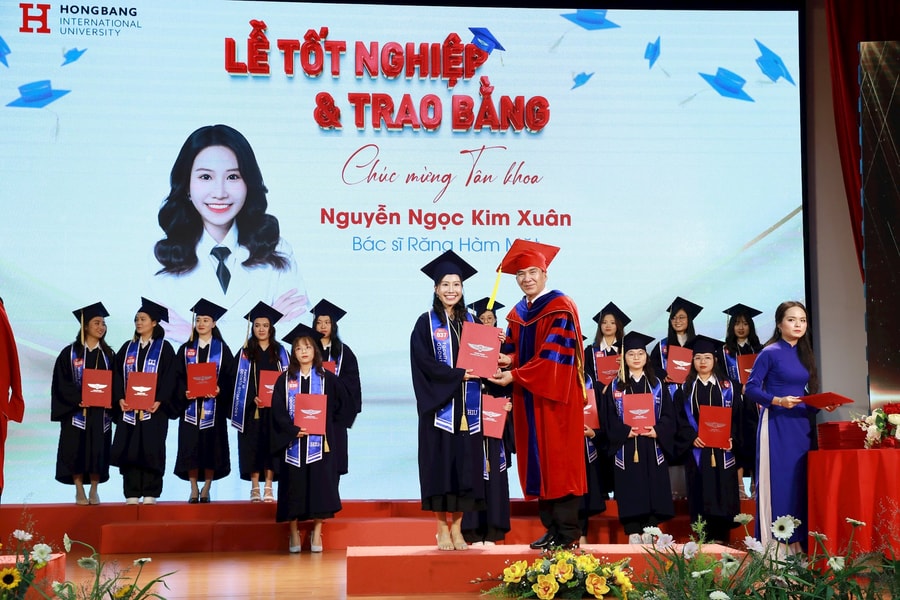 Khóa bác sĩ răng hàm mặt đầu tiên của Đại học Quốc tế Hồng Bàng đã tốt nghiệp