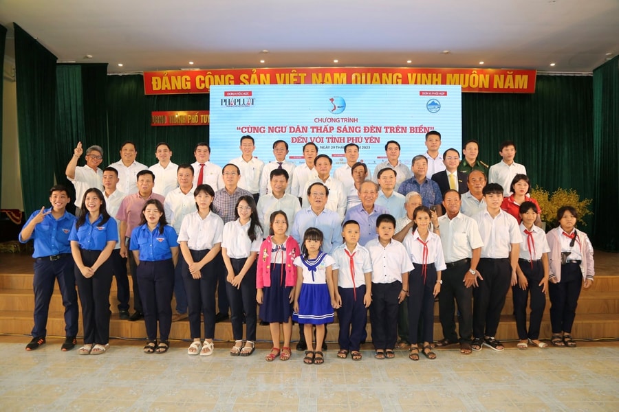 Chương trình “Cùng ngư dân thắp sáng đèn trên biển” đến tỉnh Phú Yên