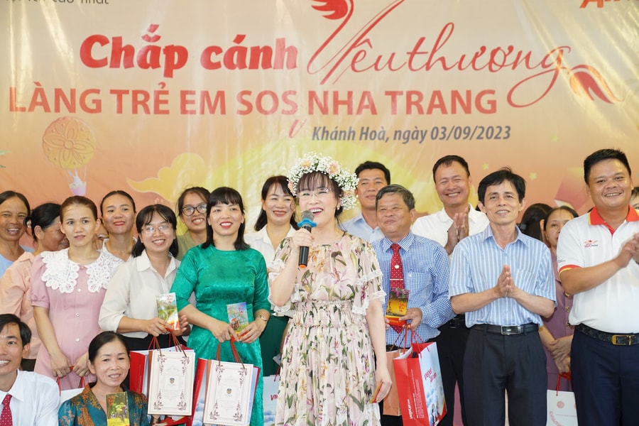 Nữ doanh nhân Nguyễn Thị Phương Thảo đến thăm các em nhỏ tại Làng SOS