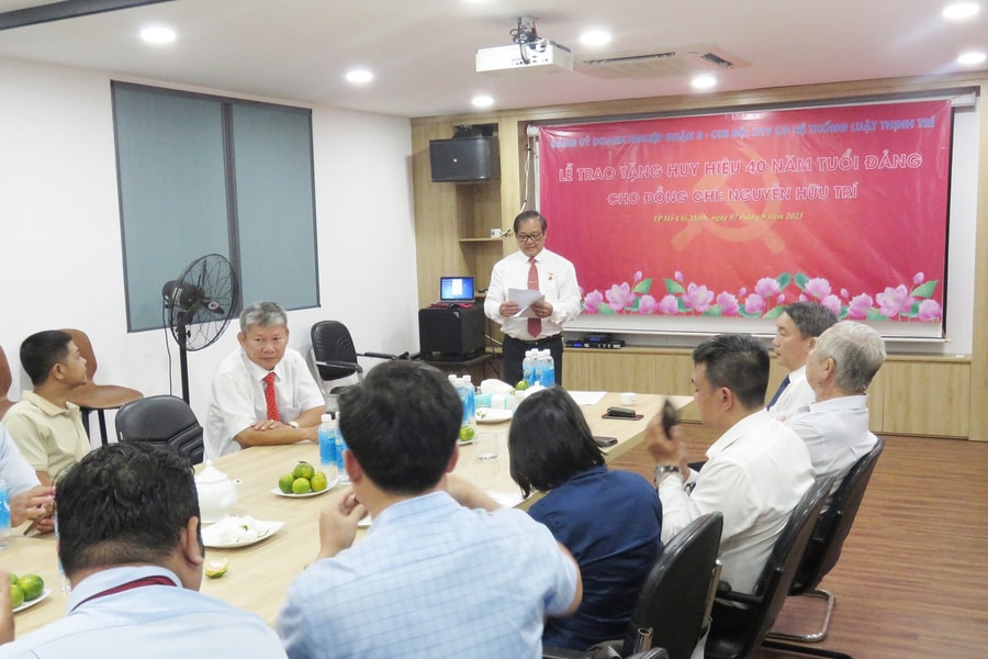 Chi bộ Đảng Luật Thịnh Trí tổ chức lễ trao tặng huy hiệu 40 năm tuổi Đảng
