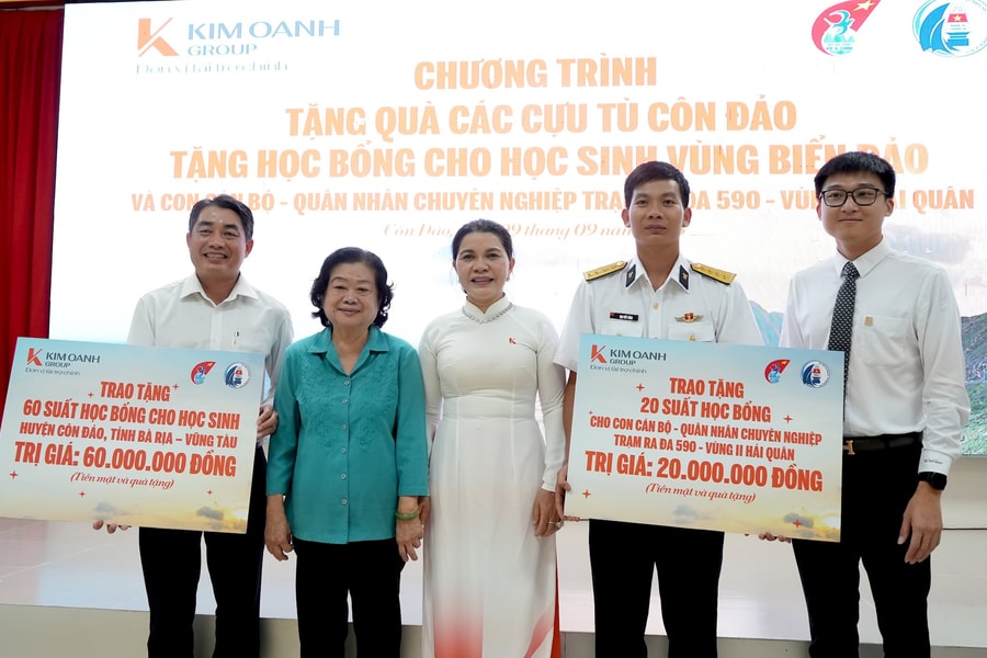 Quỹ từ thiện Kim Oanh tặng học bổng Vừ A Dính tại Côn Đảo