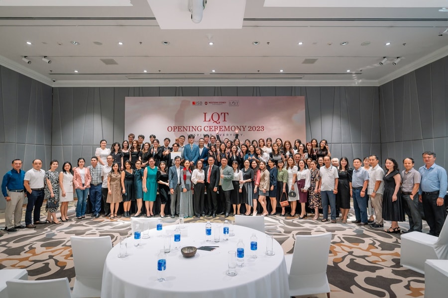 Cử nhân kinh doanh LQT khai giảng khóa đầu tiên