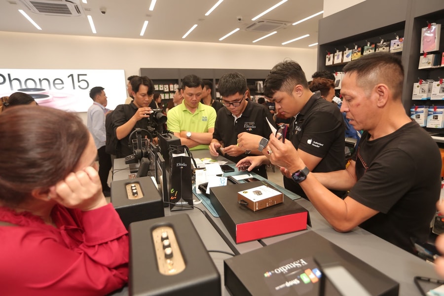 FPT Shop, F.Studio by FPT cùng TopZone và Thế Giới Di Động đồng loạt mở bán iPhone 15 series