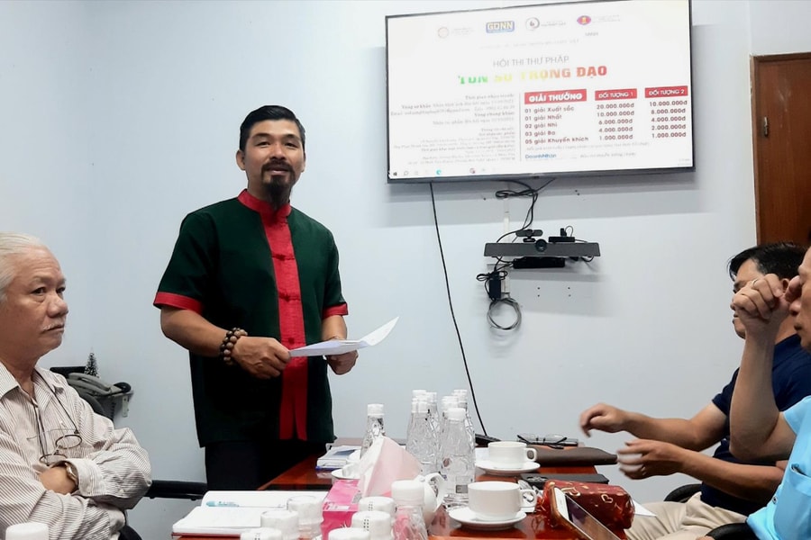 Hội thi Viết thư pháp mừng Ngày Nhà giáo Việt Nam