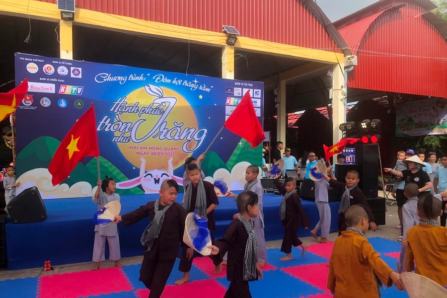 "Hạnh phúc tròn như trăng": Mang Tết Trung thu đến với trẻ em ở vùng sâu, có hoàn cảnh khó khăn