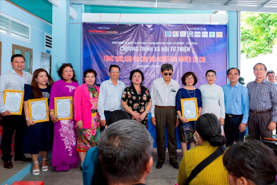 Tạp chí Doanh Nhân Sài Gòn tổ chức tặng quà người mù Củ Chi nhân Ngày Doanh nhân Việt Nam