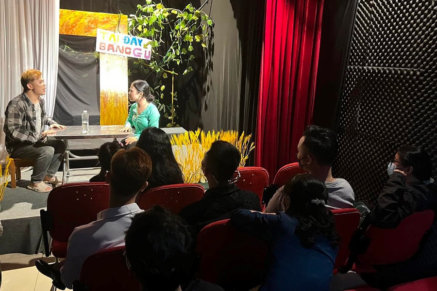 Kịch cà phê còn bấp bênh