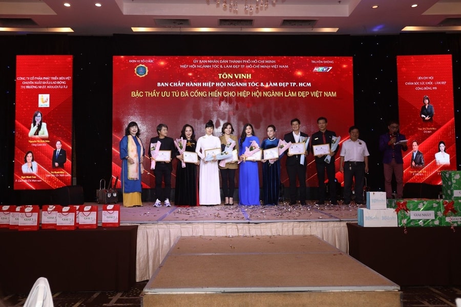 Tôn vinh nhà sư phạm ngành tóc và làm đẹp