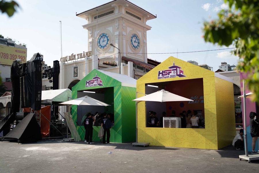 Sinh viên TP.HCM tranh tài livestream bán hàng cùng các streamers ảo tại chợ Bến Thành