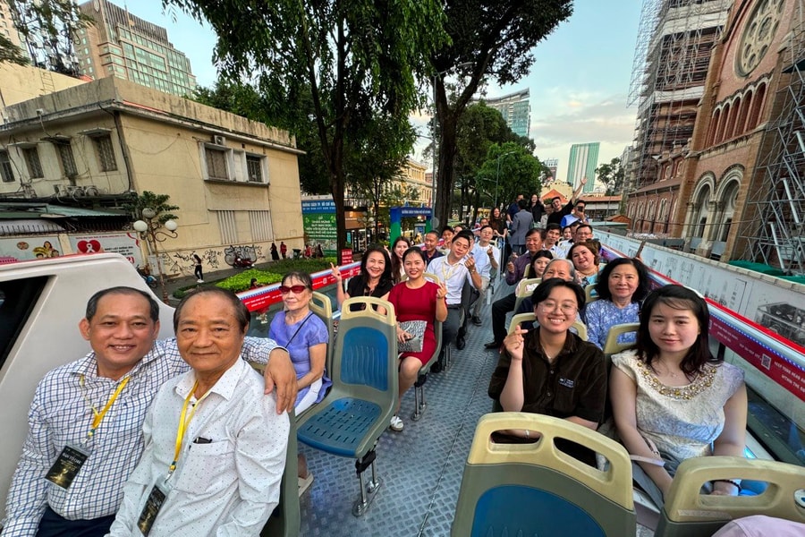 HAA tổ chức cho doanh nghiệp hội viên trải nghiệm thăm quan TP.HCM bằng xe buýt hai tầng