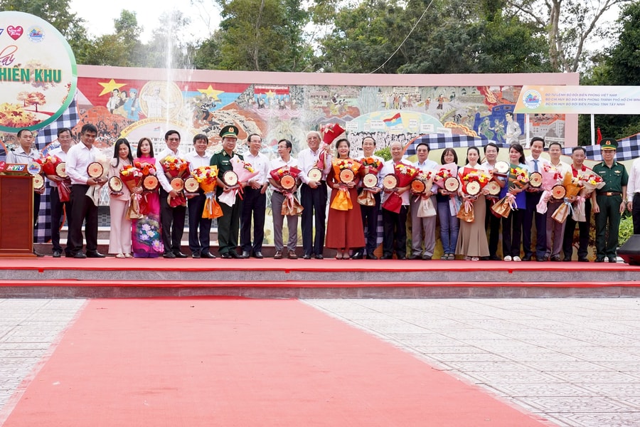 Tạp chí Doanh Nhân Sài Gòn đồng hành cùng chương trình "Về lại chiến khu"