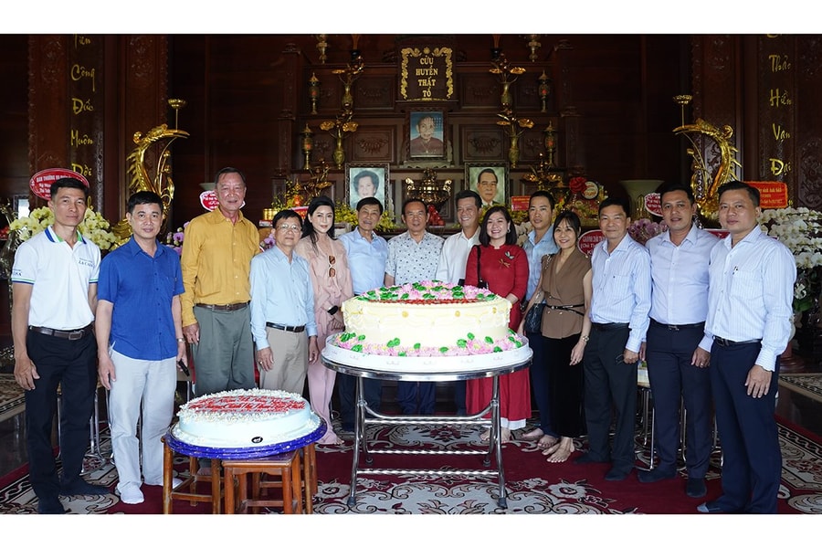 Đoàn doanh nhân TP.HCM dâng hương tri ân cố Thủ tướng Phan Văn Khải