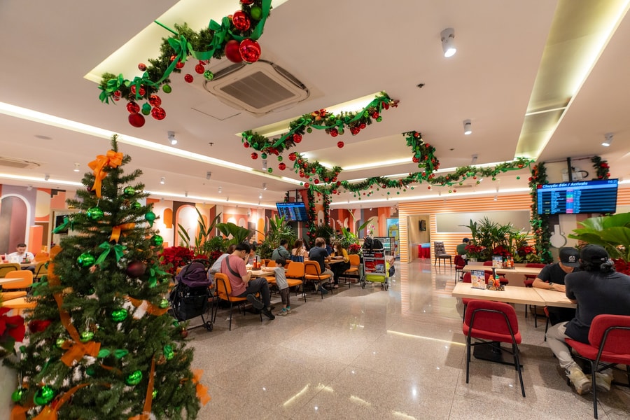 Nhiều quà tặng mua sắm, ẩm thực tại sân bay Tân Sơn Nhất