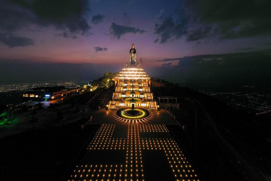 Đến núi Bà Đen khám phá thế giới Phật giáo huyền diệu qua công nghệ hiện đại