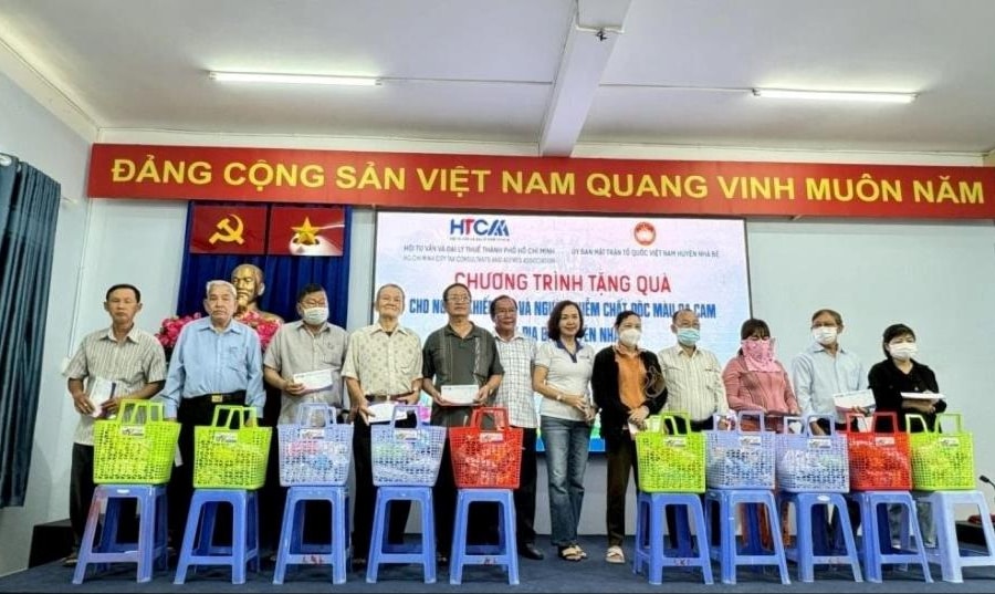 Hội Tư vấn và Đại lý thuế TP.HCM trao quà cho Hội người mù và người nhiễm chất độc da cam