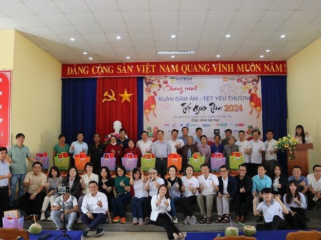 Khoa Tài chính - Thương mại Trường Đại học Công nghệ TP.HCM tổ chức chương trình Tết Giáp Thìn tại Bến Tre
