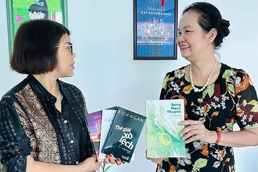 Quyển sách là chữ nghĩa...