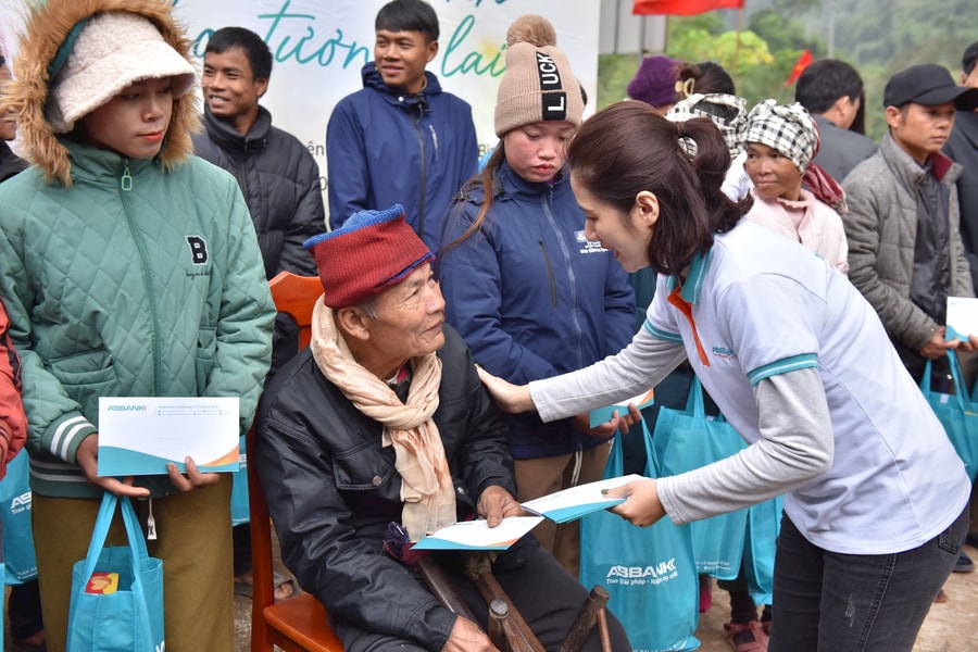 ABBank gây quỹ tài trợ 50.000 cây gỗ lớn cho người dân Quảng Bình