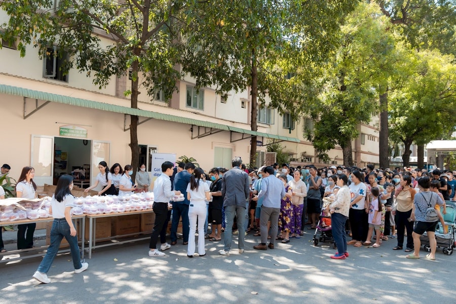 Shinhan Life Việt Nam tặng nhiều suất ăn trưa cho bệnh viện Nhi đồng 2