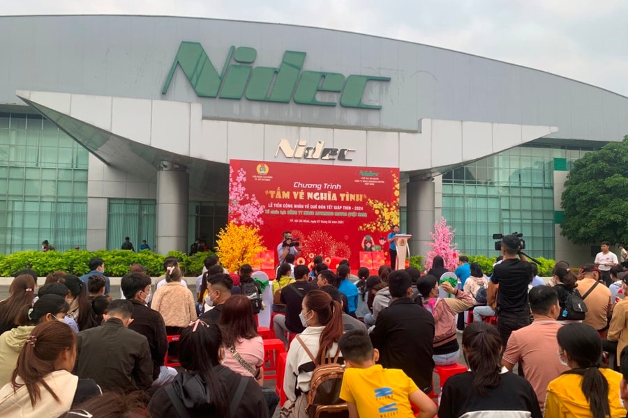 Ấm áp những chuyến xe nghĩa tình đưa công nhân, người lao động về quê đón Tết