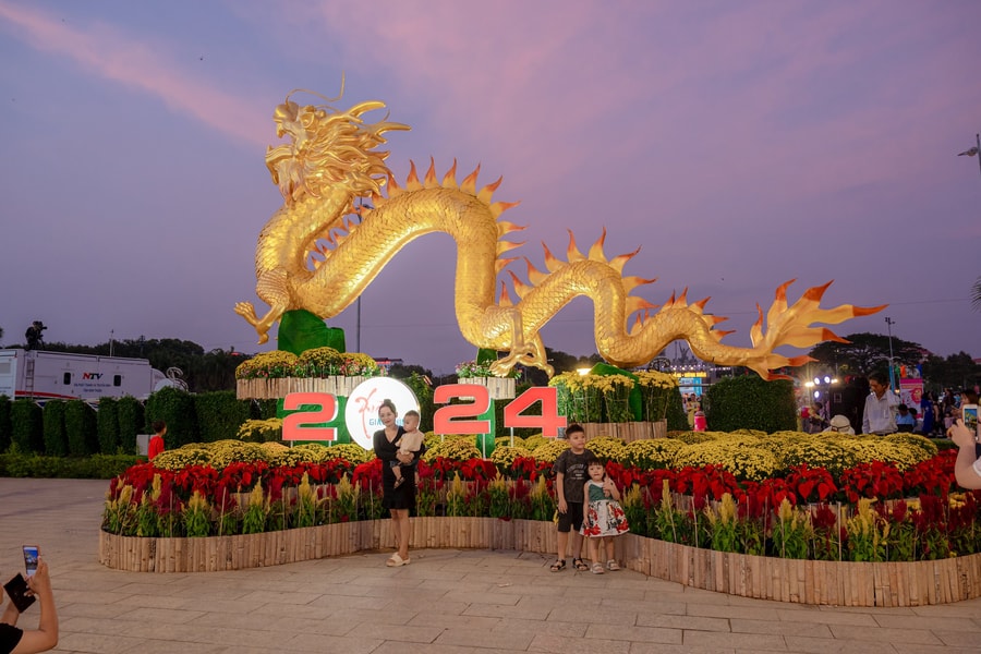 Vườn hoa xuân, linh vật rồng Ninh Thuận thu hút du khách