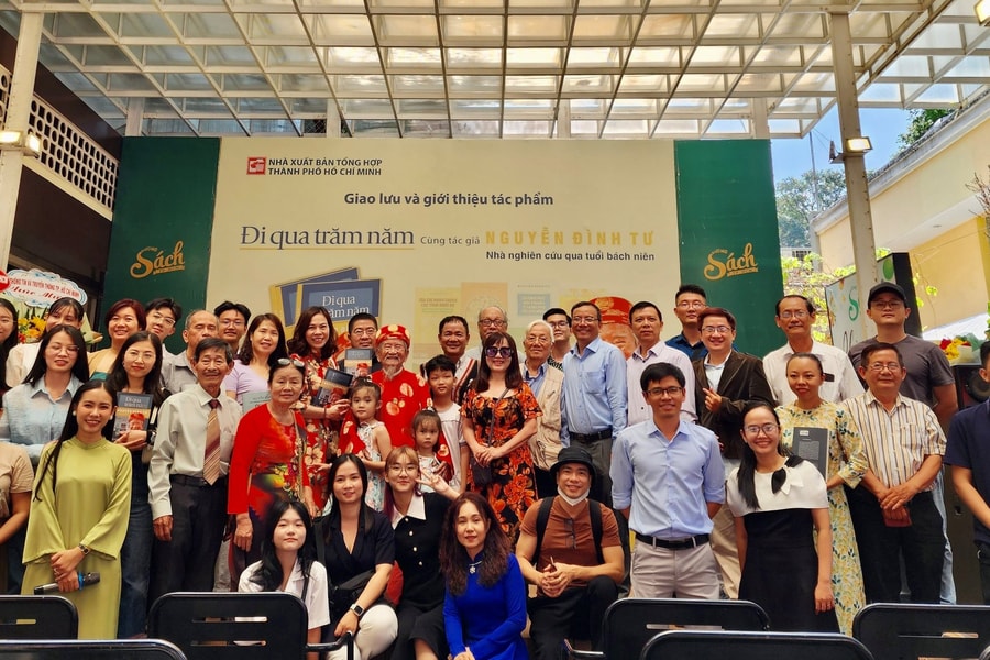 Ra mắt sách "Đi qua trăm năm" của nhà nghiên cứu Nguyễn Đình Tư