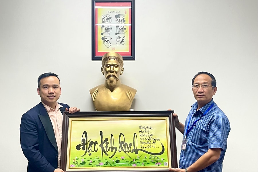 Bức tranh thư pháp cách ngôn “Đạo kinh doanh” gây ấn tượng với doanh nhân Việt kiều Mỹ