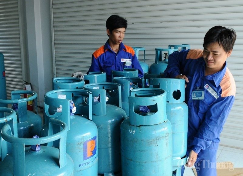 Giá gas bán lẻ trong nước tăng tiếp tục