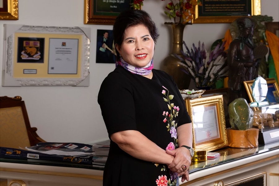 Nên cân nhắc kỹ việc xây dựng tượng đài doanh nhân