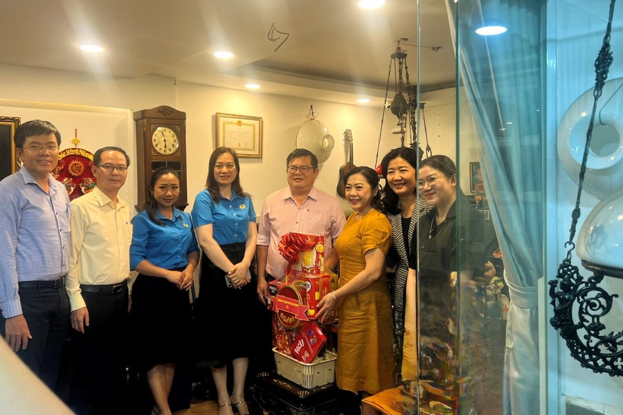 Đoàn Đại biểu TP.HCM thăm hỏi, động viên các gia đình nhận nuôi sinh viên Lào, Campuchia